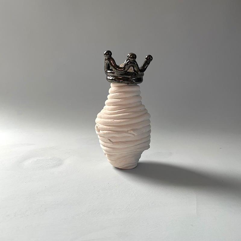 Unfunctional vase with crown